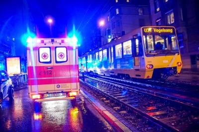 Stuttgart West: PKW auf Kreuzung von Stadtbahn erfasst